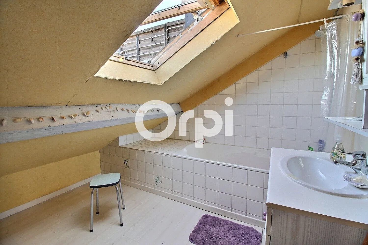 Appartement ancien en dernier étage à Pau avec 2 chambres et faibles charges 