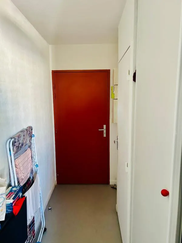 Studio meublé à Nîmes face à l'hôtel de police – Investissement rentable 