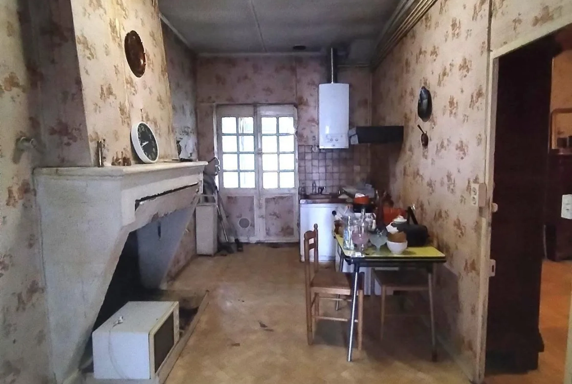 Maison de ville à Podensac avec jardin clos et travaux à prévoir 