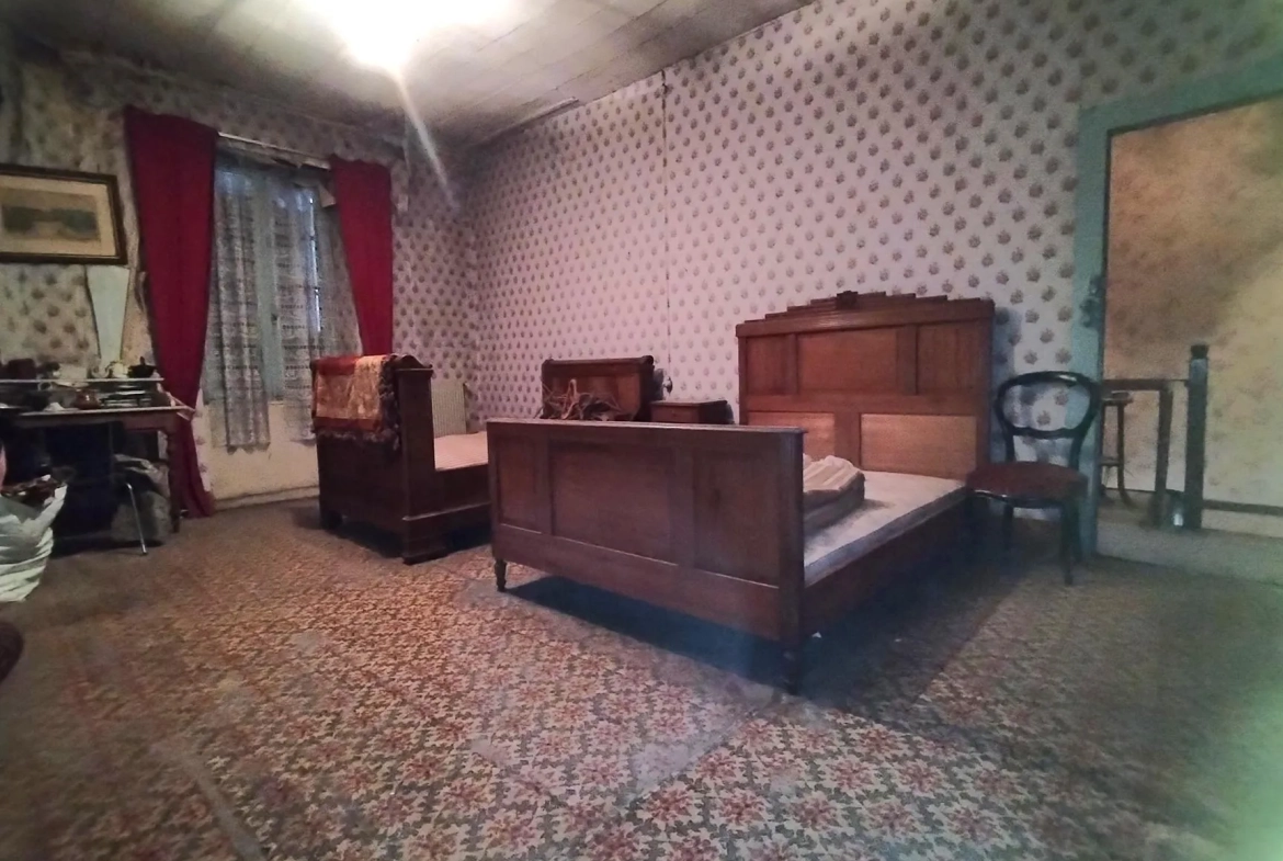 Maison de ville à Podensac avec jardin clos et travaux à prévoir 