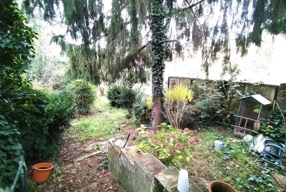 Maison de ville à Podensac avec jardin clos et travaux à prévoir 