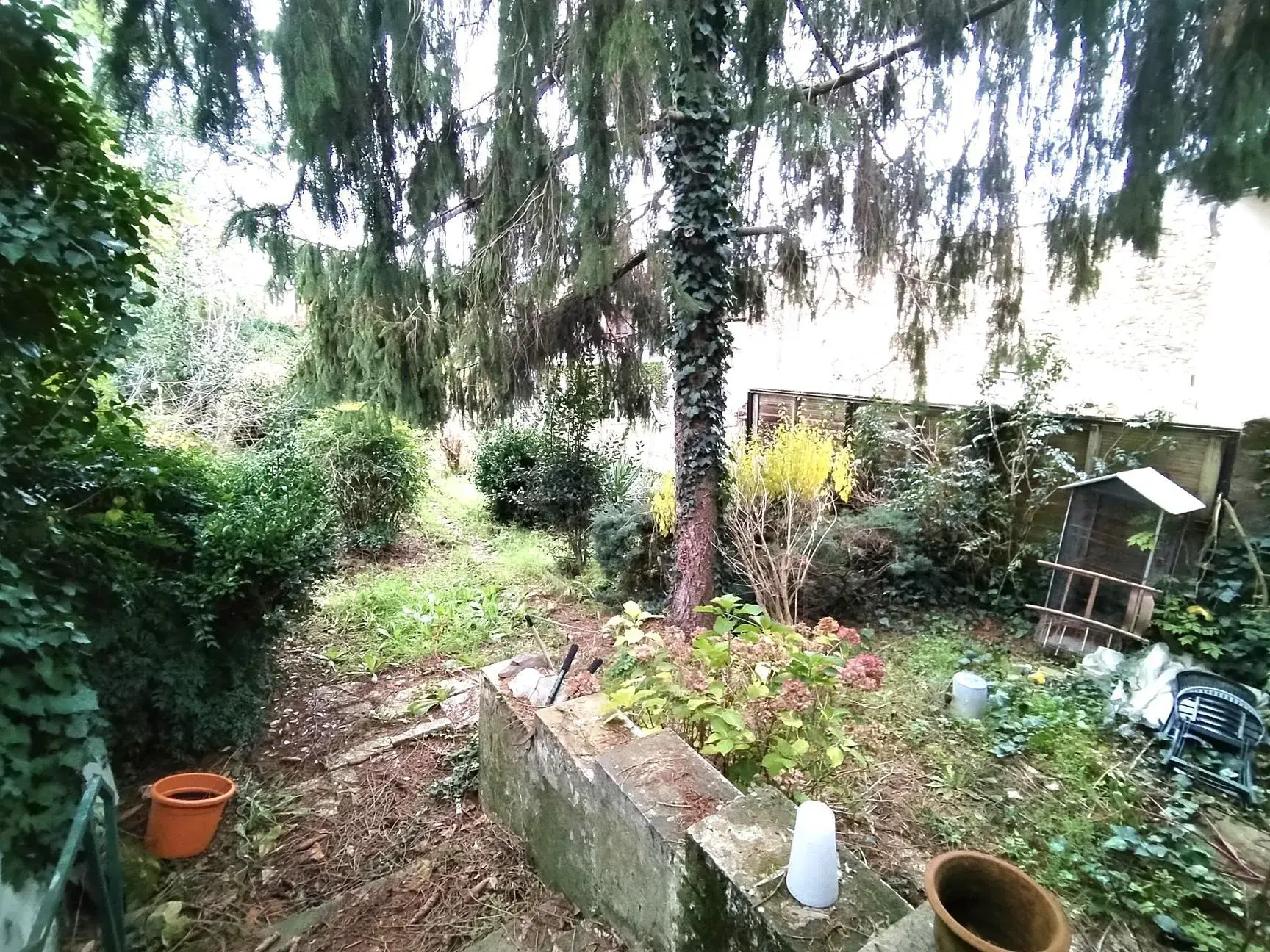 Maison de ville à Podensac avec jardin clos et travaux à prévoir 