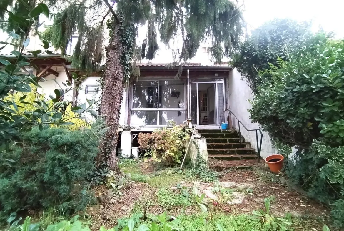 Maison de ville à Podensac avec jardin clos et travaux à prévoir 