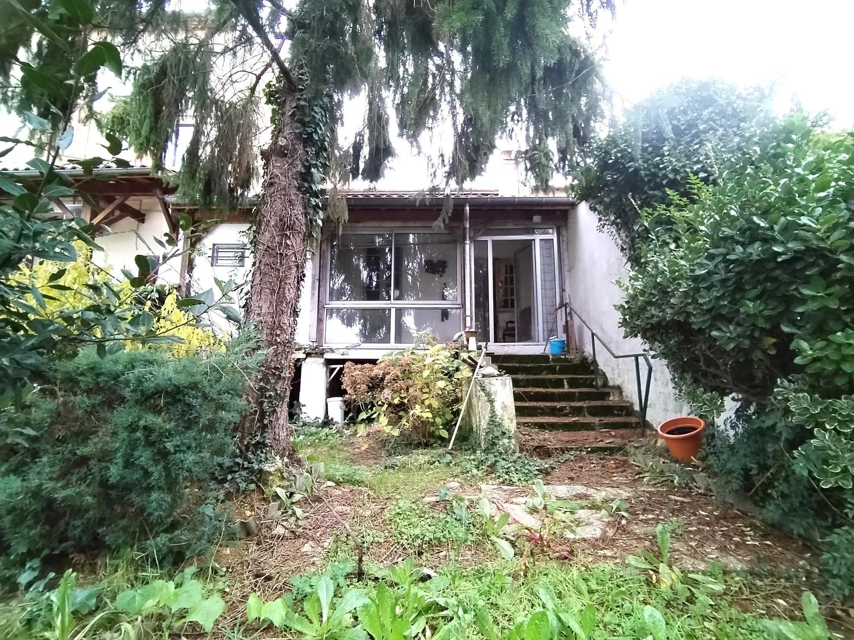 Maison de ville à Podensac avec jardin clos et travaux à prévoir 