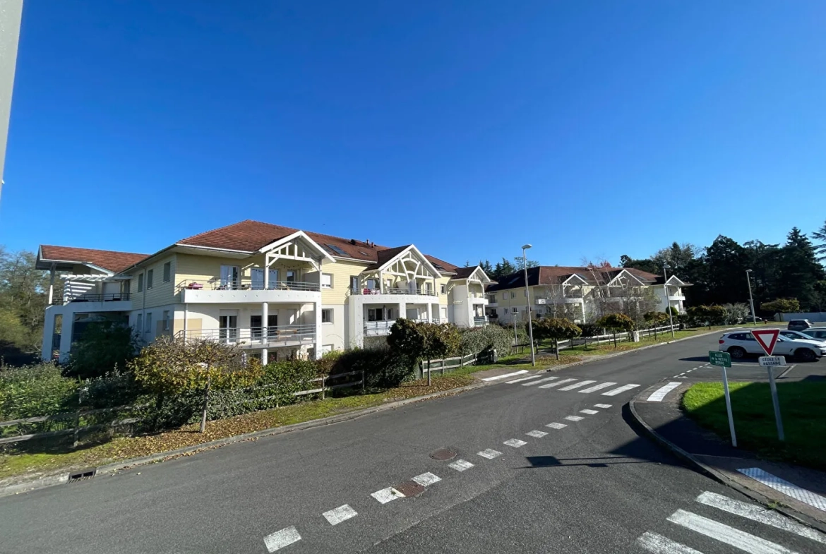 À vendre appartement T3 lumineux de 69 m² à Lons avec terrasse et parking 