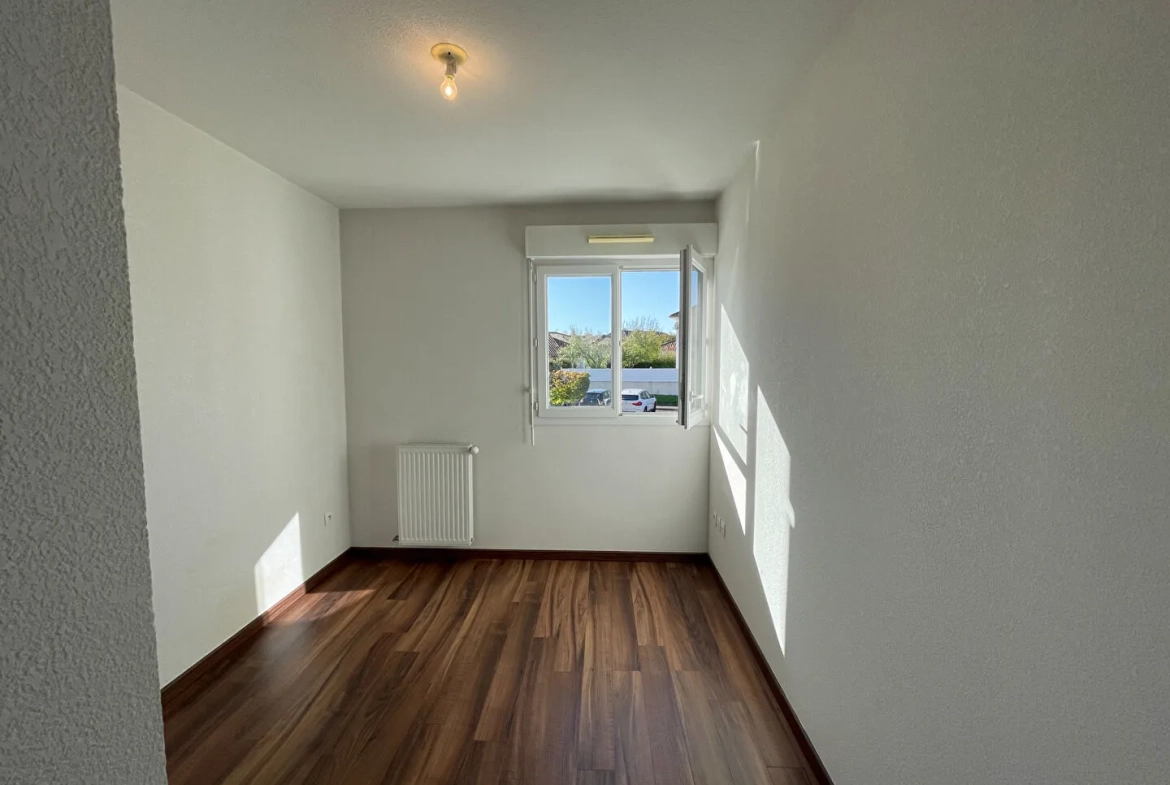 À vendre appartement T3 lumineux de 69 m² à Lons avec terrasse et parking 