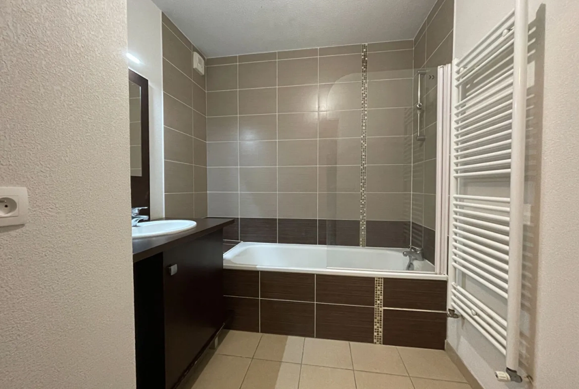 À vendre appartement T3 lumineux de 69 m² à Lons avec terrasse et parking 