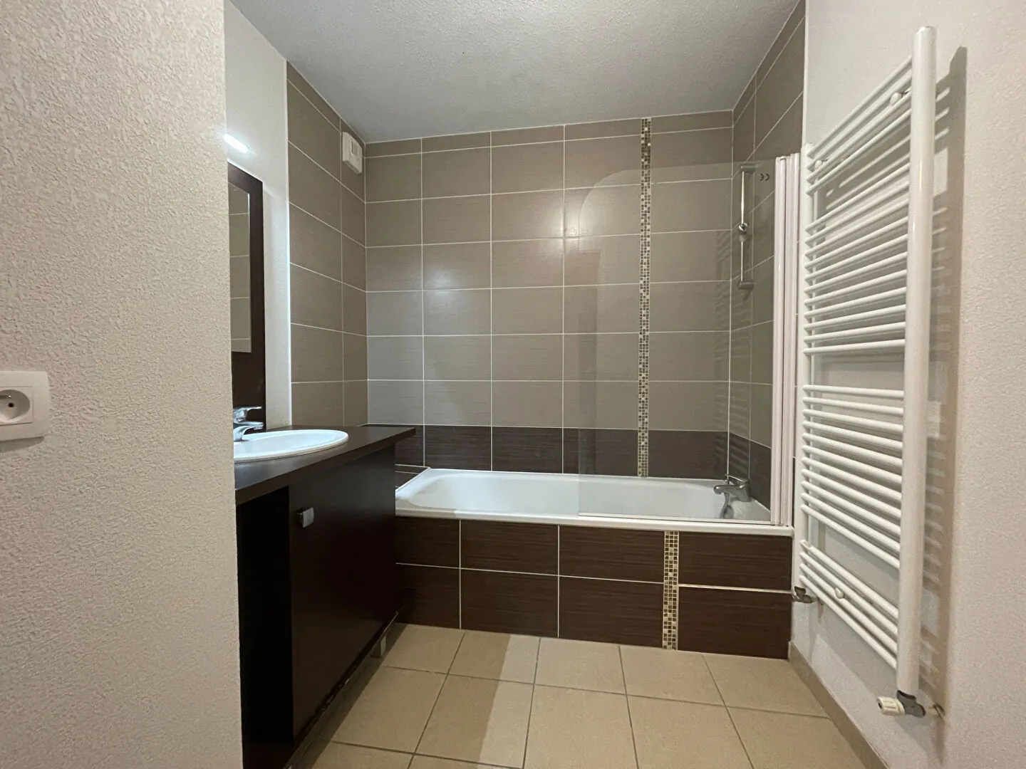 À vendre appartement T3 lumineux de 69 m² à Lons avec terrasse et parking 