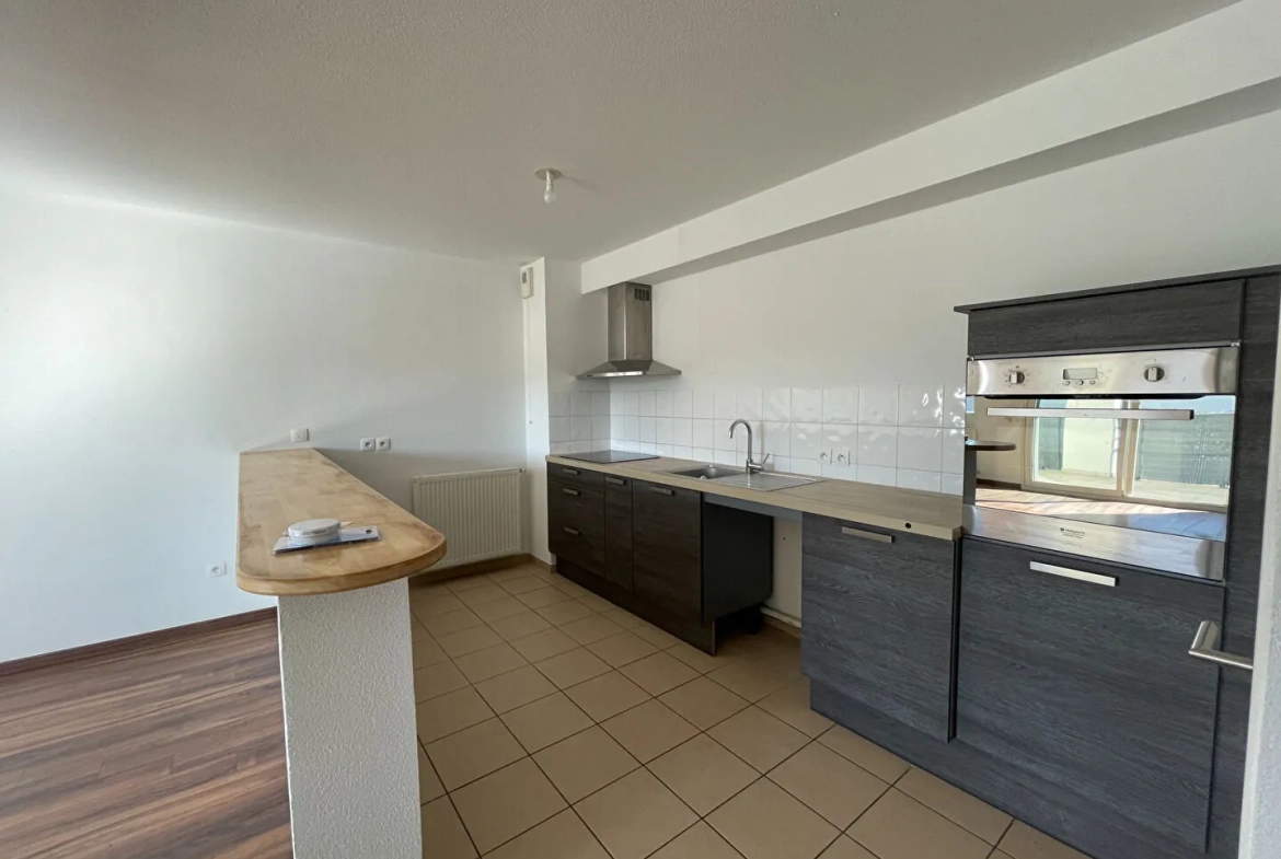 À vendre appartement T3 lumineux de 69 m² à Lons avec terrasse et parking 