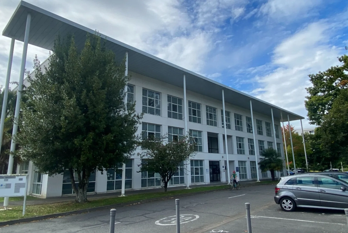 Bureaux modulables de 200 m2 à Billère avec parking - Idéal pour votre activité 