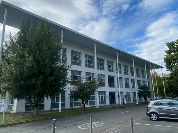 Bureaux modulables de 200 m2 à Billère avec parking - Idéal pour votre activité