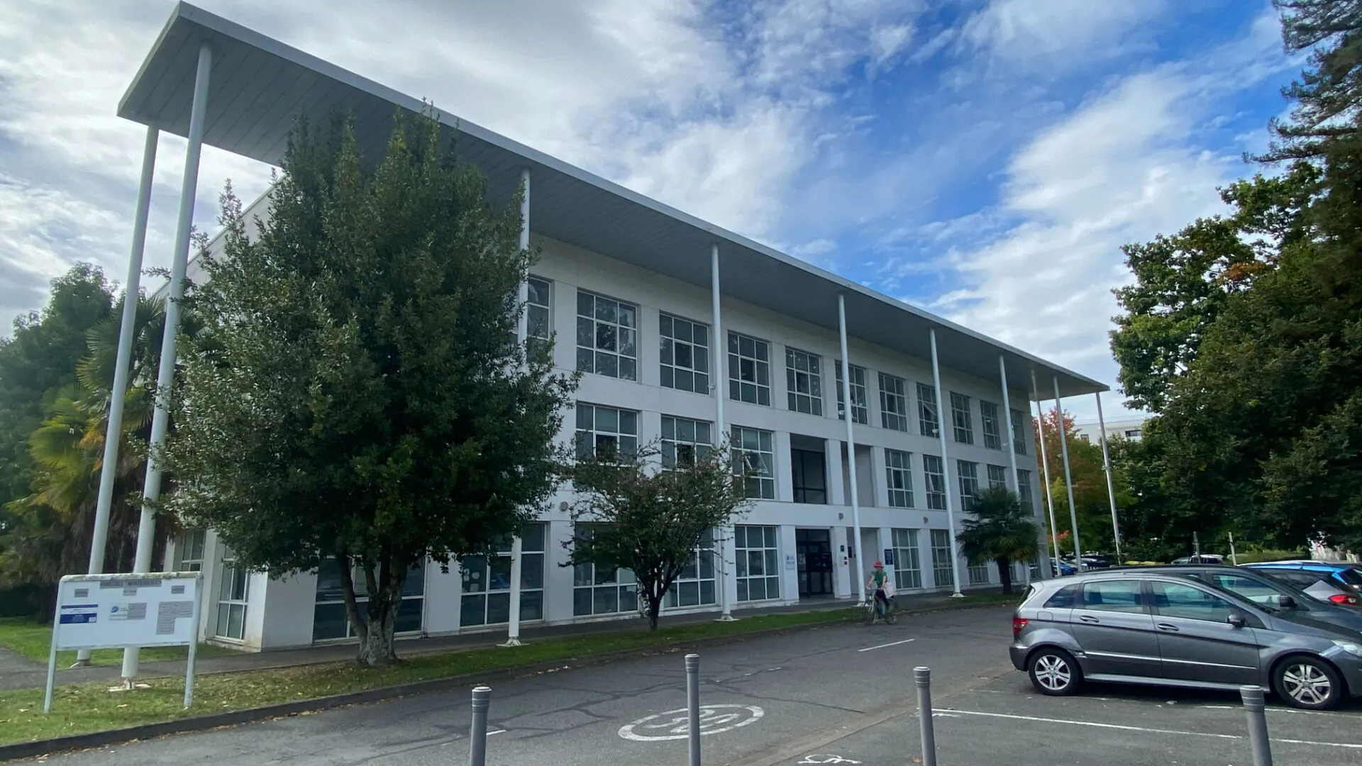 Bureaux modulables de 200 m2 à Billère avec parking - Idéal pour votre activité 