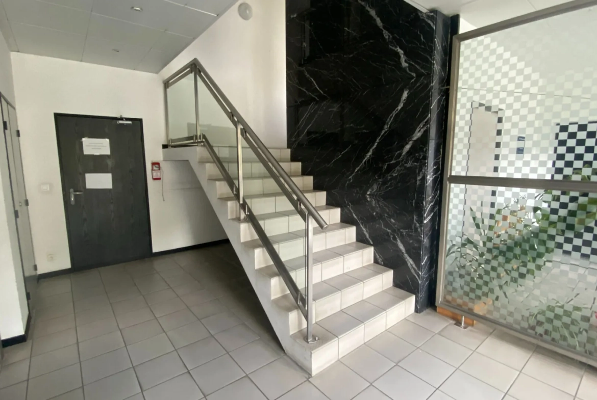 Bureaux modulables de 200 m2 à Billère avec parking - Idéal pour votre activité 