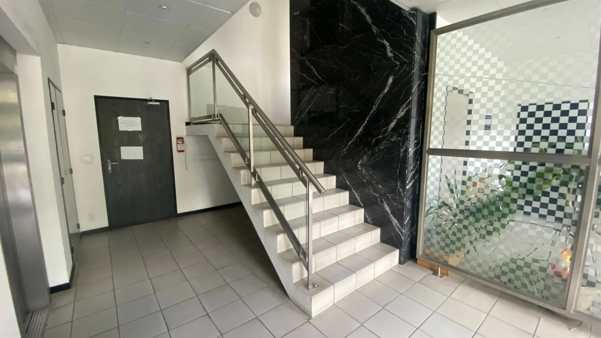Bureaux modulables de 200 m2 à Billère avec parking - Idéal pour votre activité 