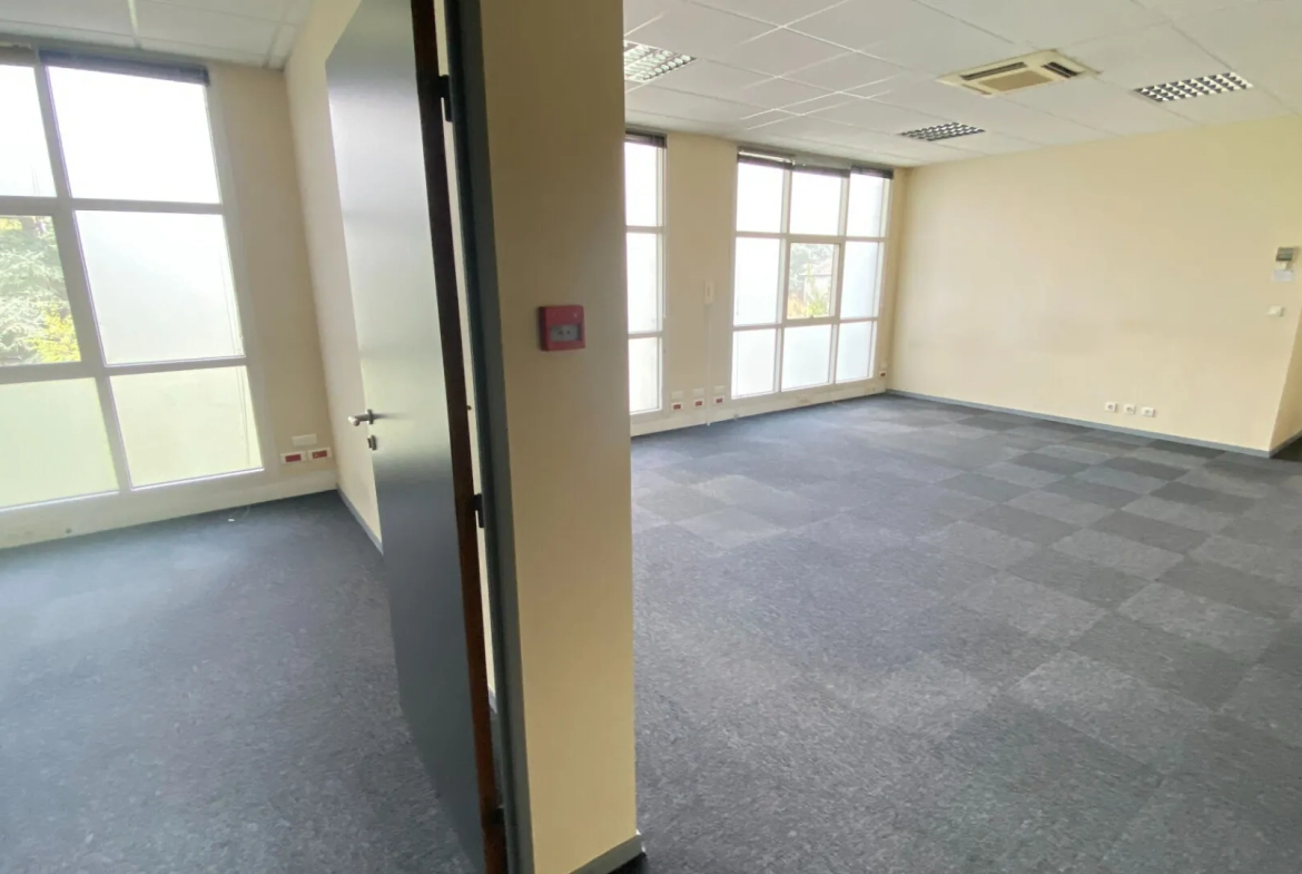 Bureaux modulables de 200 m2 à Billère avec parking - Idéal pour votre activité 