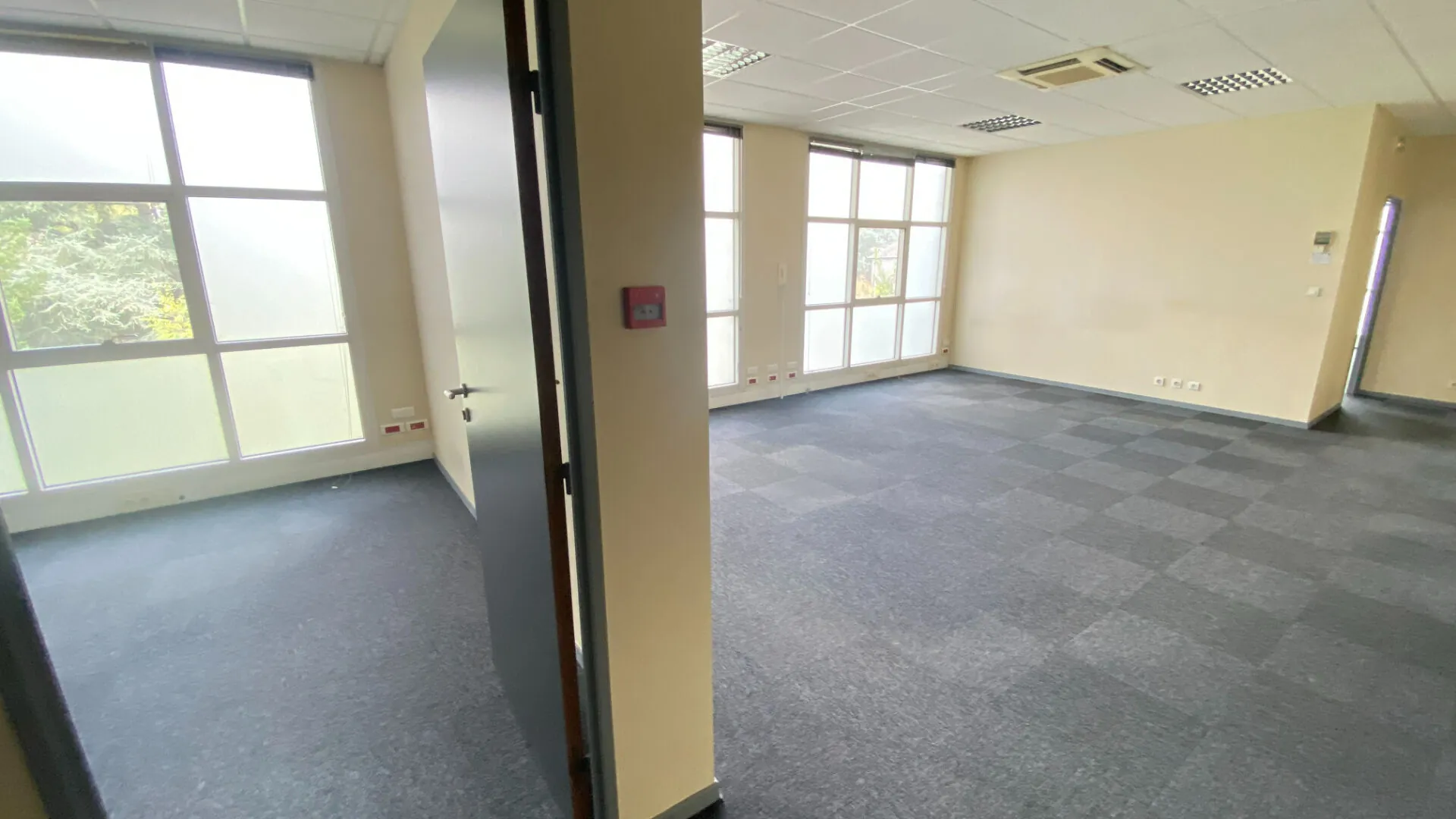 Bureaux modulables de 200 m2 à Billère avec parking - Idéal pour votre activité 