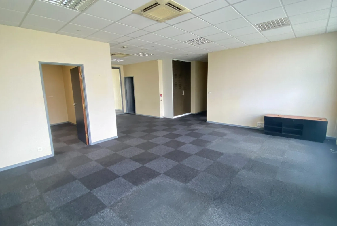 Bureaux modulables de 200 m2 à Billère avec parking - Idéal pour votre activité 