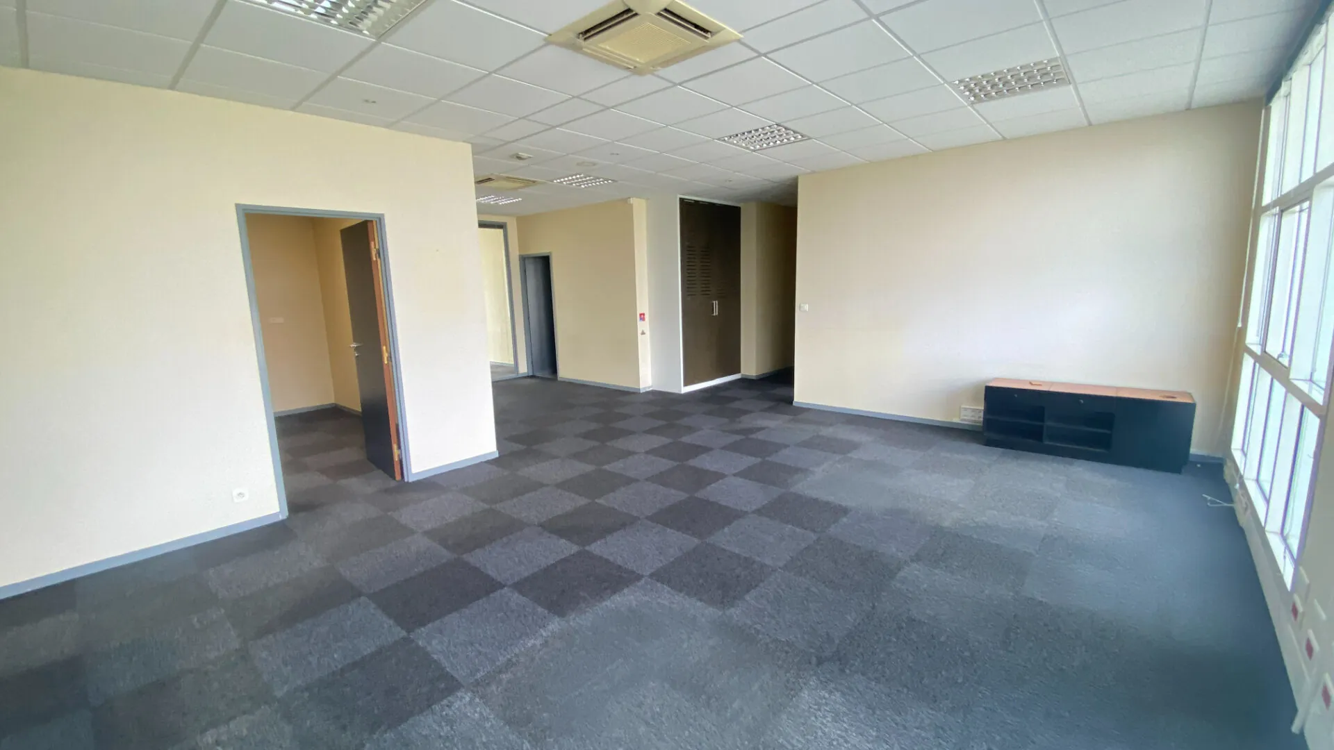 Bureaux modulables de 200 m2 à Billère avec parking - Idéal pour votre activité 