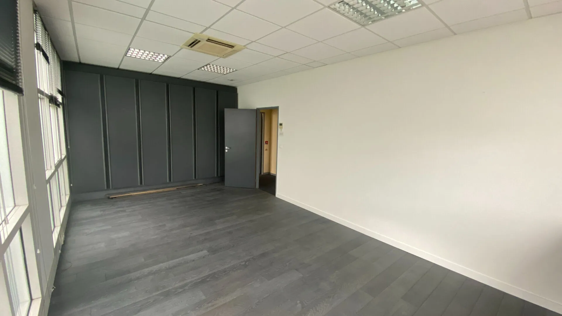 Bureaux modulables de 200 m2 à Billère avec parking - Idéal pour votre activité 
