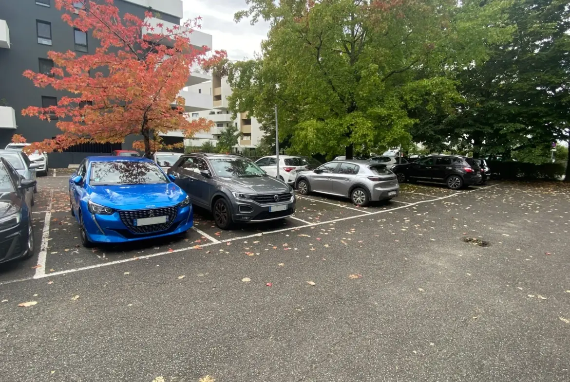 Bureaux modulables de 200 m2 à Billère avec parking - Idéal pour votre activité 