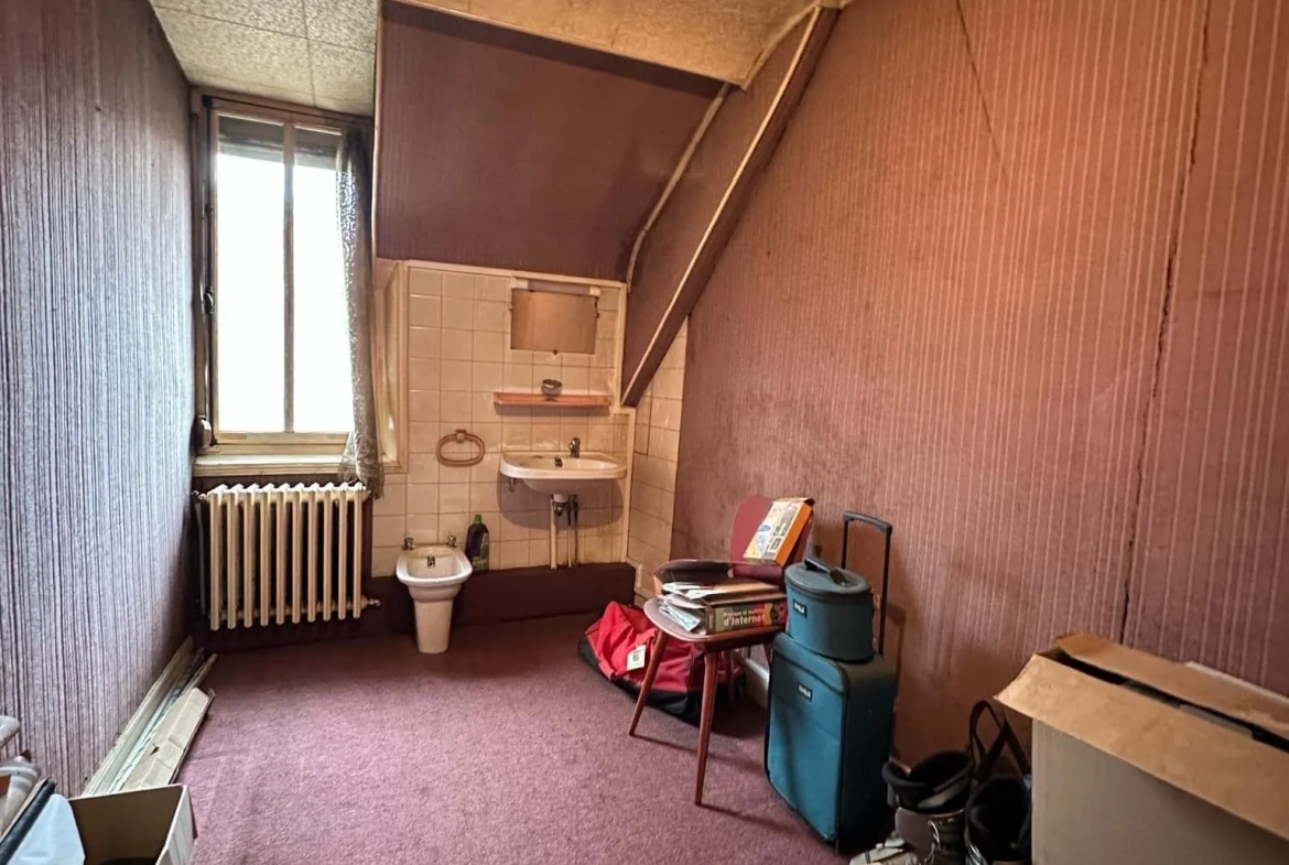 Immeuble de 305 m² à vendre à Crécy-sur-Serre - Opportunité commerciale et résidentielle 