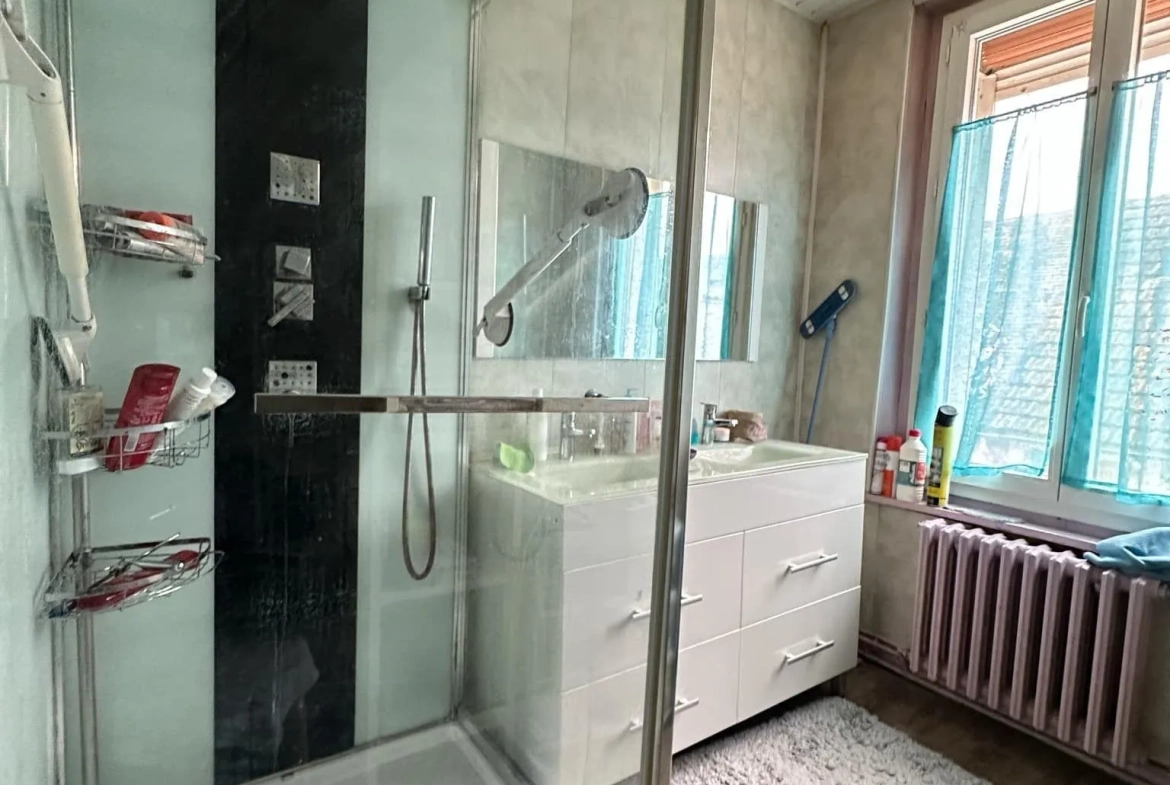 Immeuble de 305 m² à vendre à Crécy-sur-Serre - Opportunité commerciale et résidentielle 