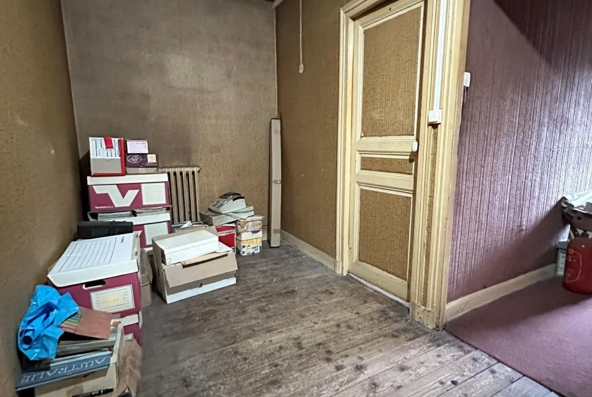 Immeuble de 305 m² à vendre à Crécy-sur-Serre - Opportunité commerciale et résidentielle 