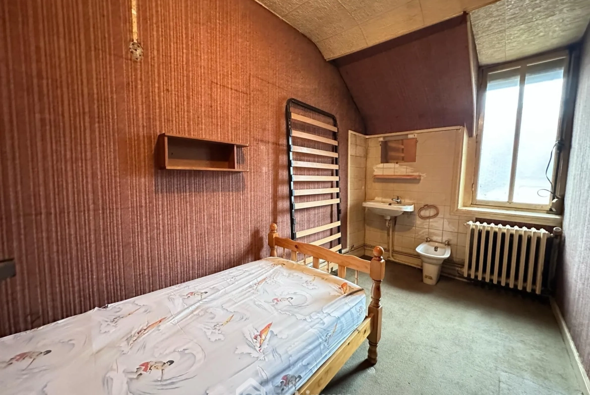 Immeuble de 305 m² à vendre à Crécy-sur-Serre - Opportunité commerciale et résidentielle 