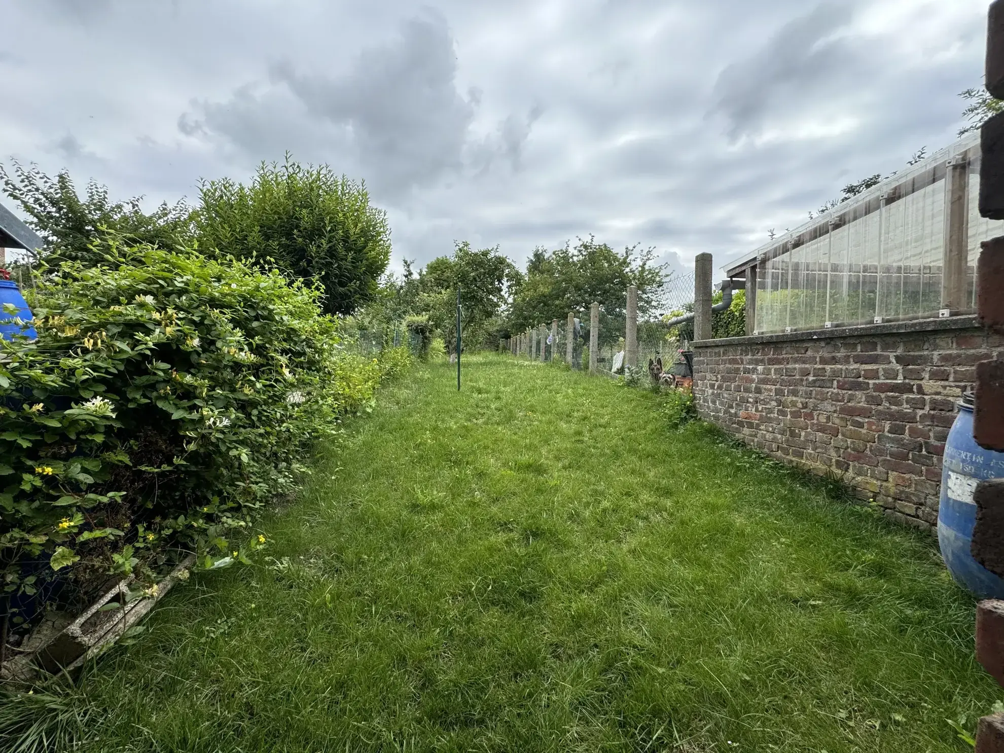 Maison de ville en centre-ville de Moreuil avec jardin et annexes 