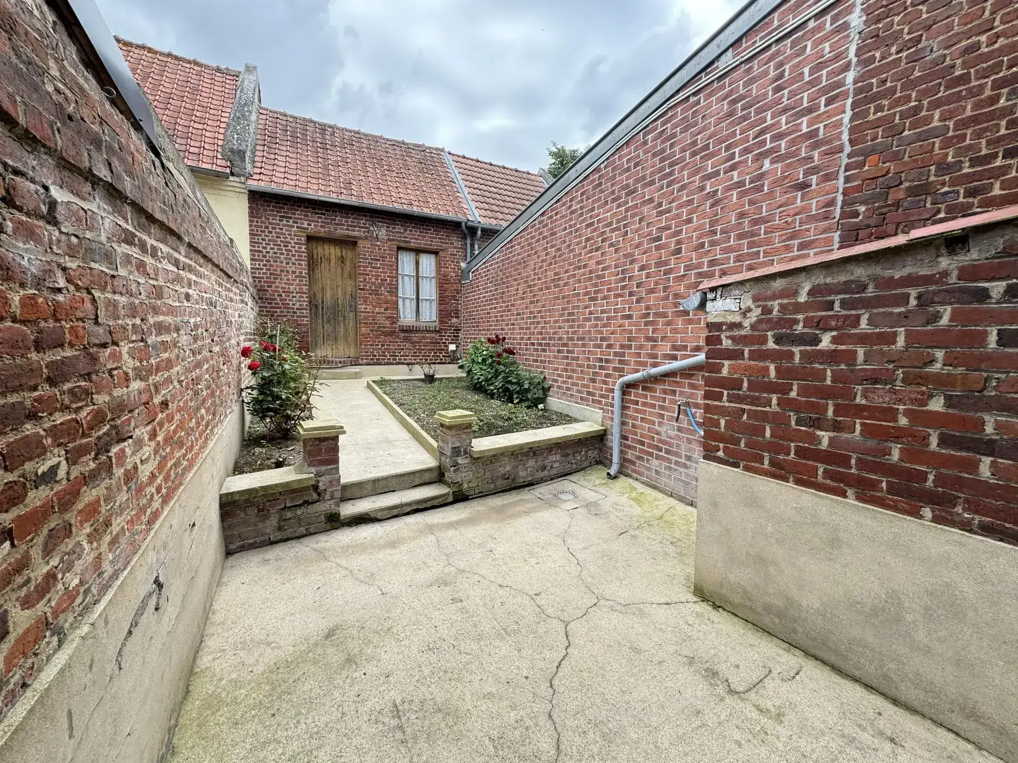 Maison de ville en centre-ville de Moreuil avec jardin et annexes 