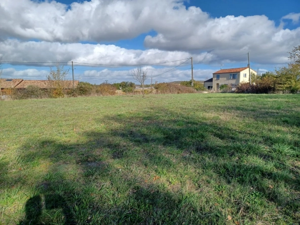 Terrain à bâtir de 904 m² à Lombers, proche de Réalmont, idéal pour construction
