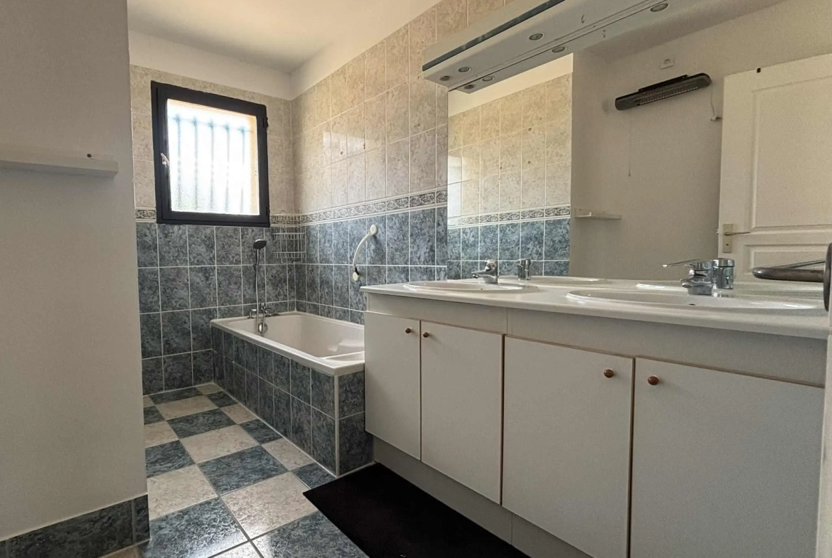 Maison de plain-pied de 97 m² à Ingrandes avec jardin et garage 