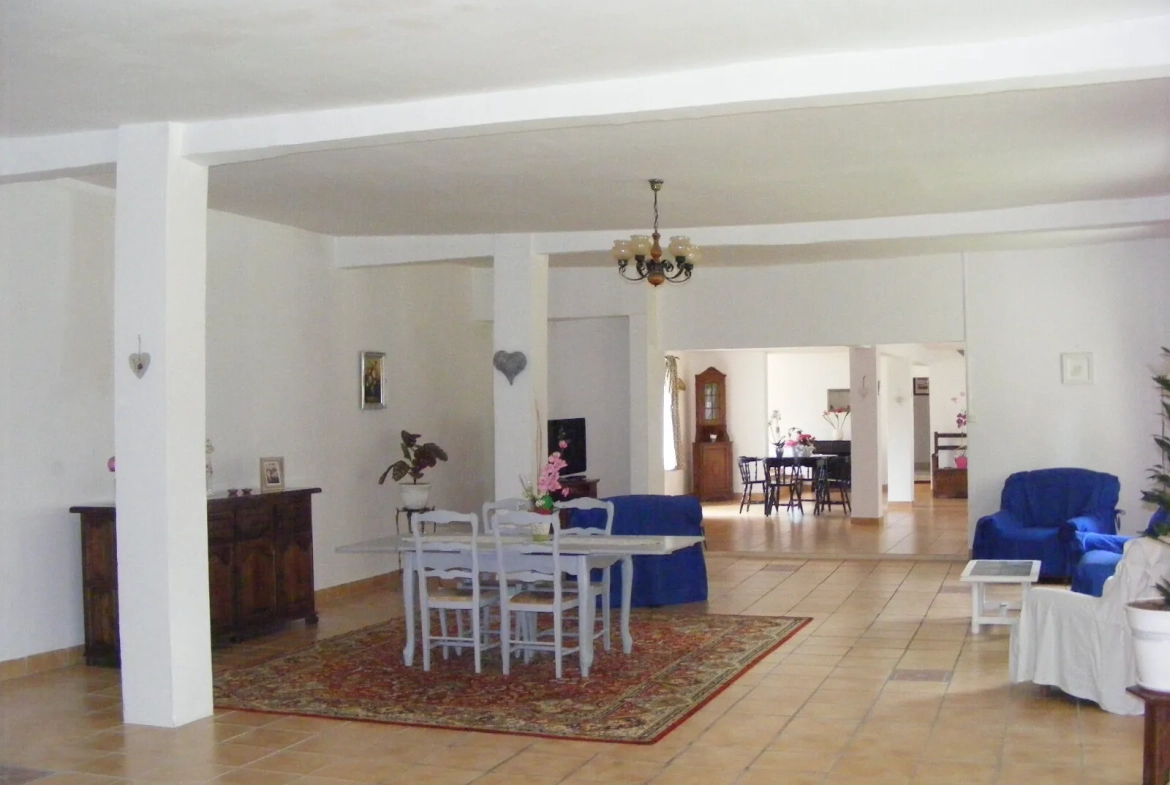 Grande maison rénovée avec 8 chambres près des châteaux de la Loire à Luçay-le-Mâle 