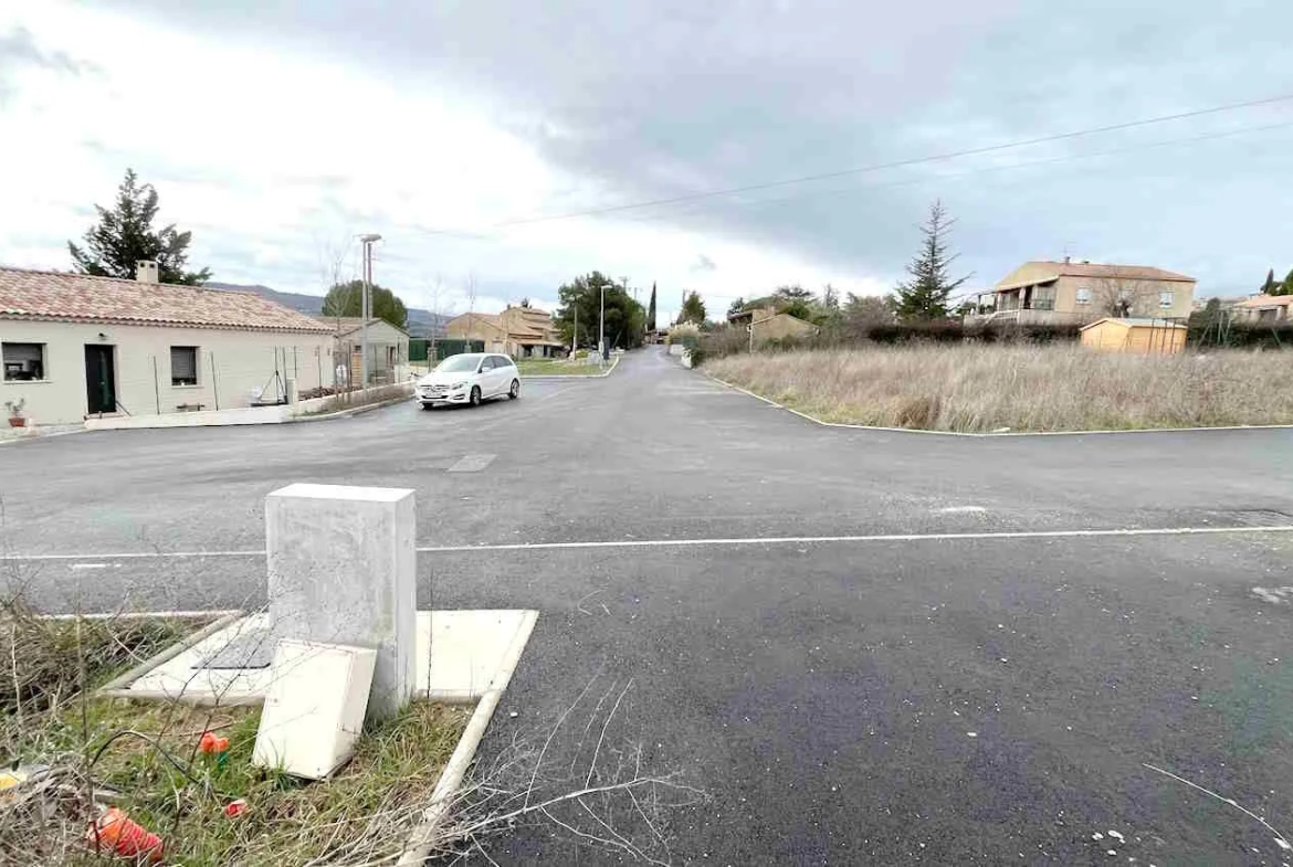 Terrain viabilisé de 750 m² à Gargas avec vue sur la campagne 