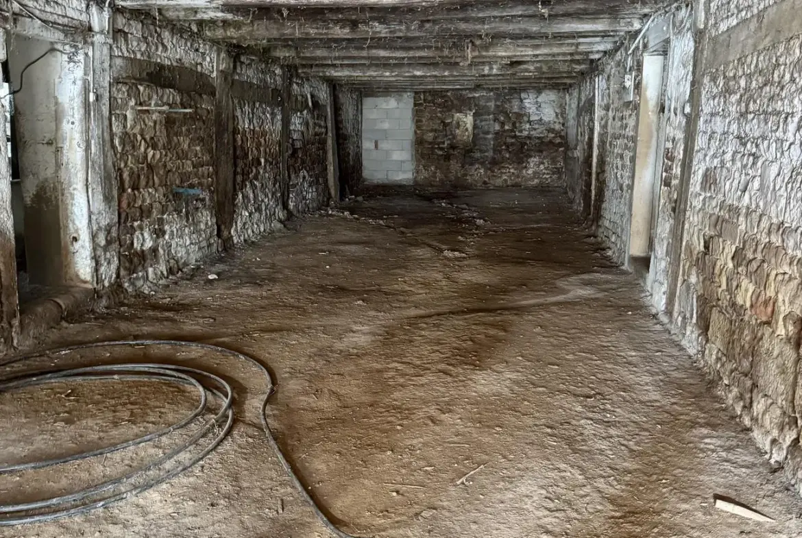 Ancien corps de ferme à rénover à 15 min d'Épinal avec grand potentiel 