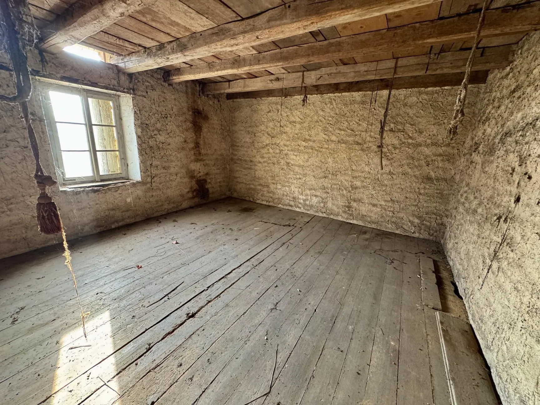 Ancien corps de ferme à rénover à 15 min d'Épinal avec grand potentiel 