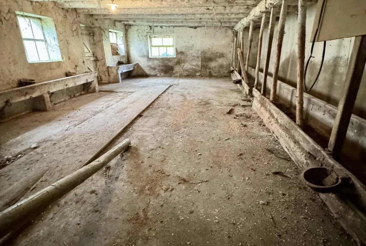 Ancien corps de ferme à rénover à 15 min d'Épinal avec grand potentiel 