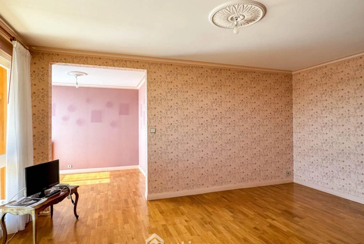 Appartement T5 de 109 m² à Cholet à vendre, à rafraîchir, avec parking 