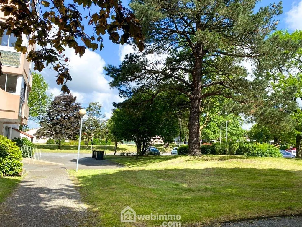 Appartement T5 de 109 m² à Cholet à vendre, à rafraîchir, avec parking 