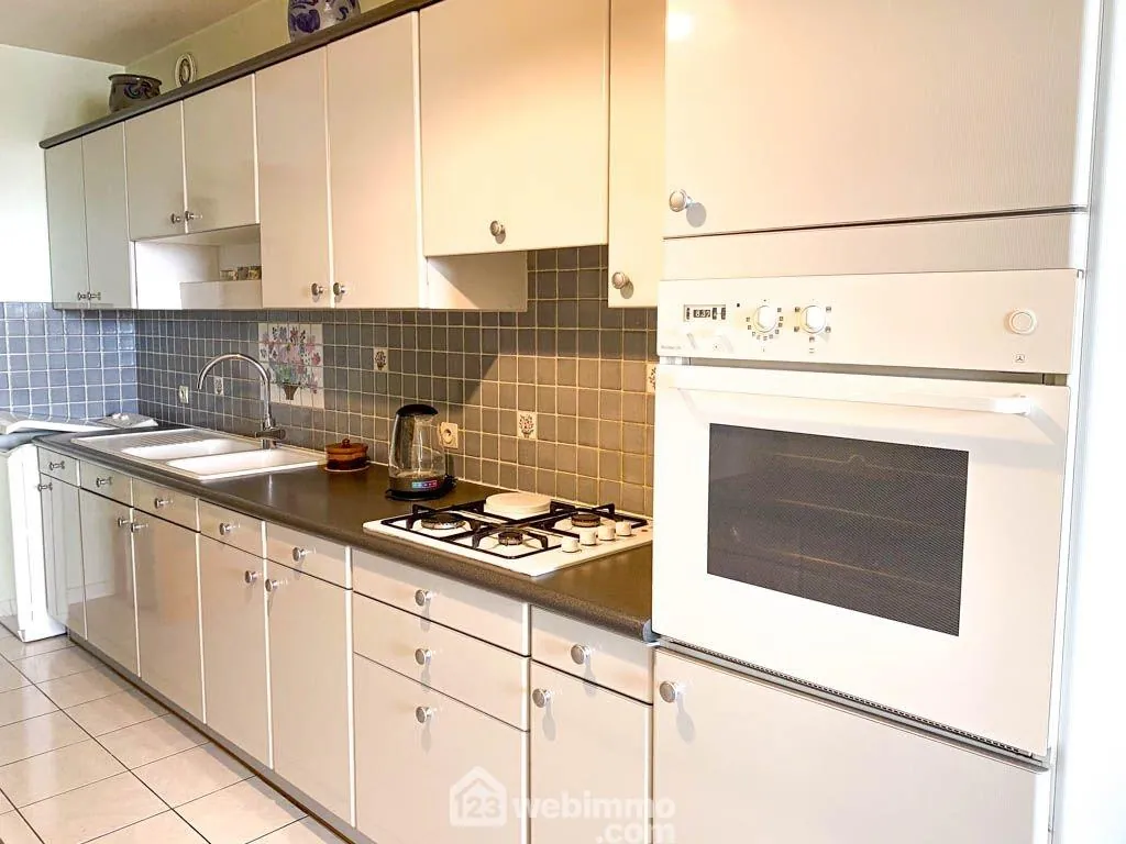 Appartement T5 de 109 m² à Cholet à vendre, à rafraîchir, avec parking 