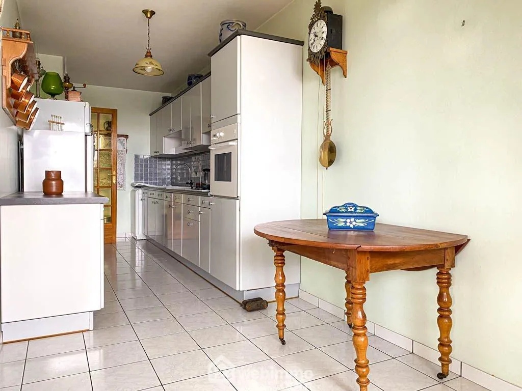 Appartement T5 de 109 m² à Cholet à vendre, à rafraîchir, avec parking 