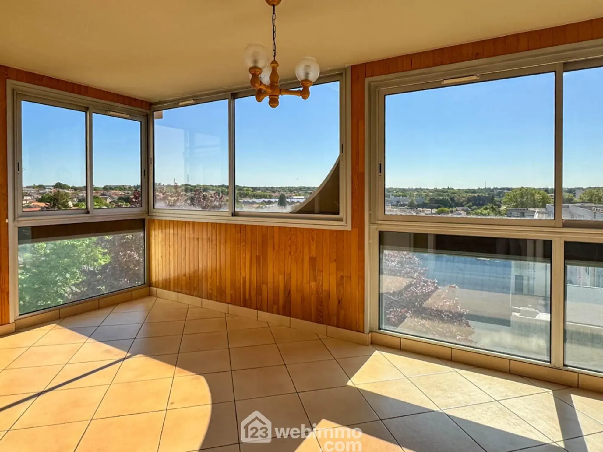 Appartement T5 de 109 m² à Cholet à vendre, à rafraîchir, avec parking 