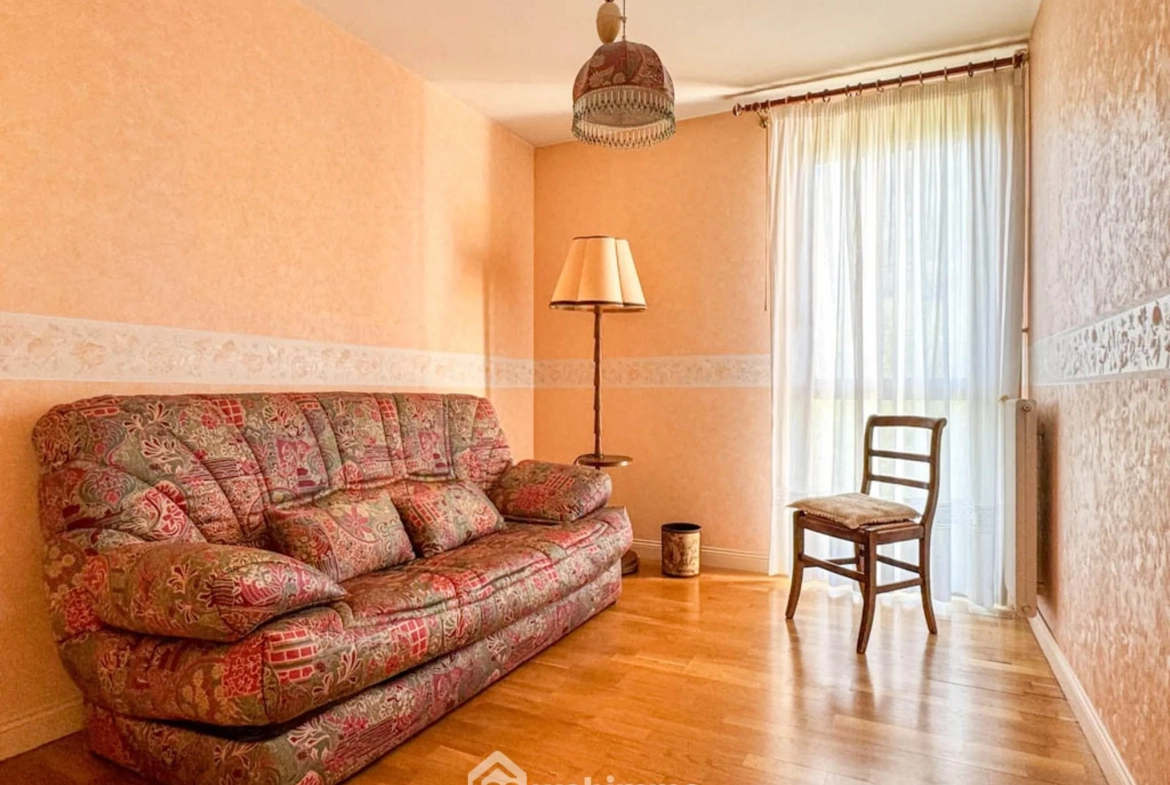 Appartement T5 de 109 m² à Cholet à vendre, à rafraîchir, avec parking 
