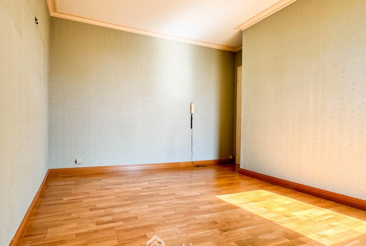 Appartement T5 de 109 m² à Cholet à vendre, à rafraîchir, avec parking 