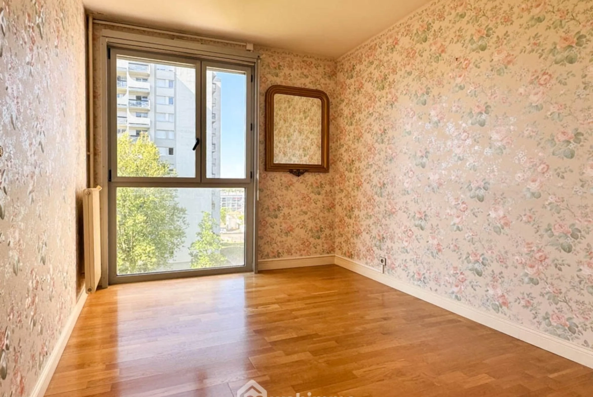 Appartement T5 de 109 m² à Cholet à vendre, à rafraîchir, avec parking 