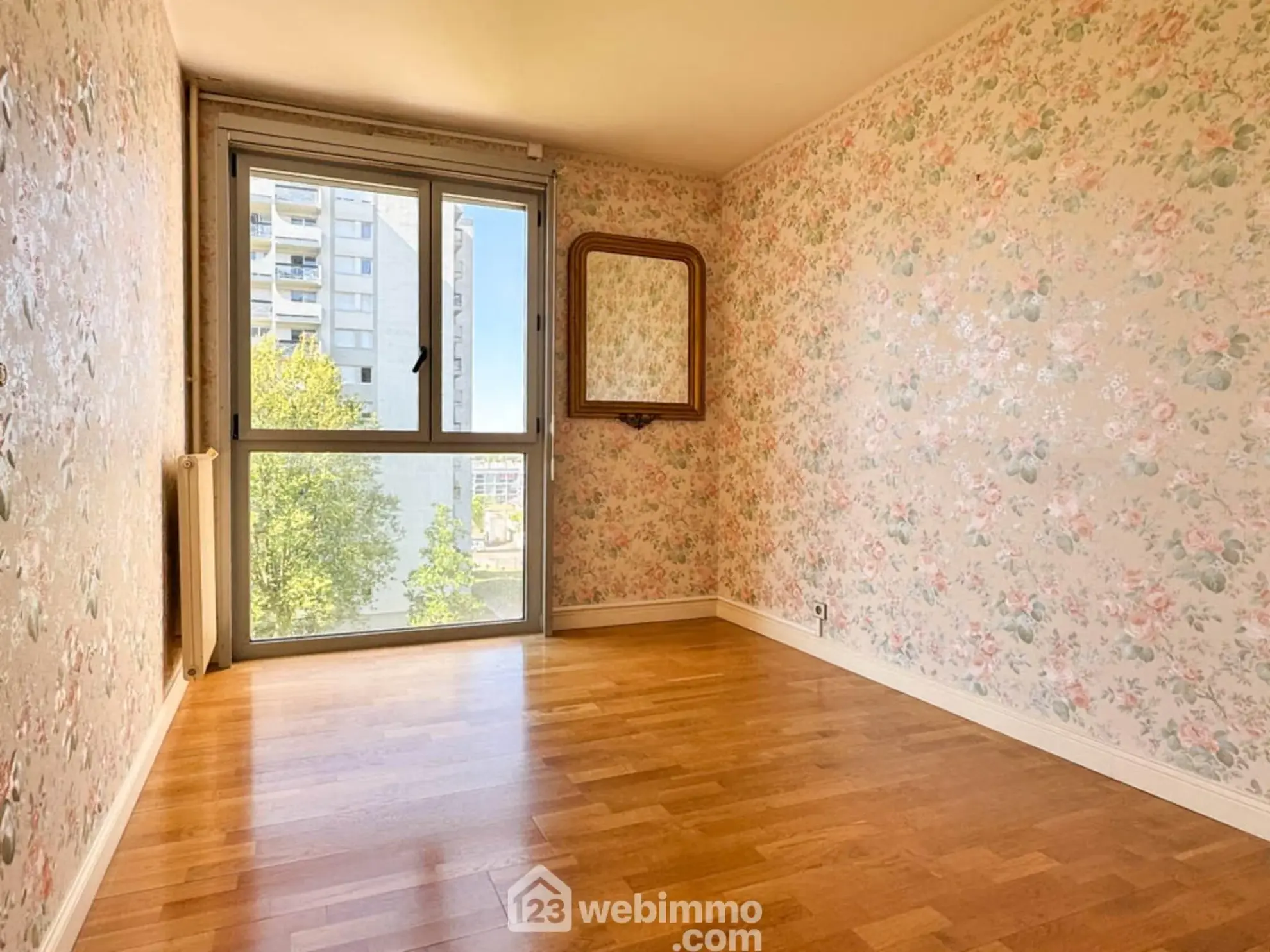 Appartement T5 de 109 m² à Cholet à vendre, à rafraîchir, avec parking 