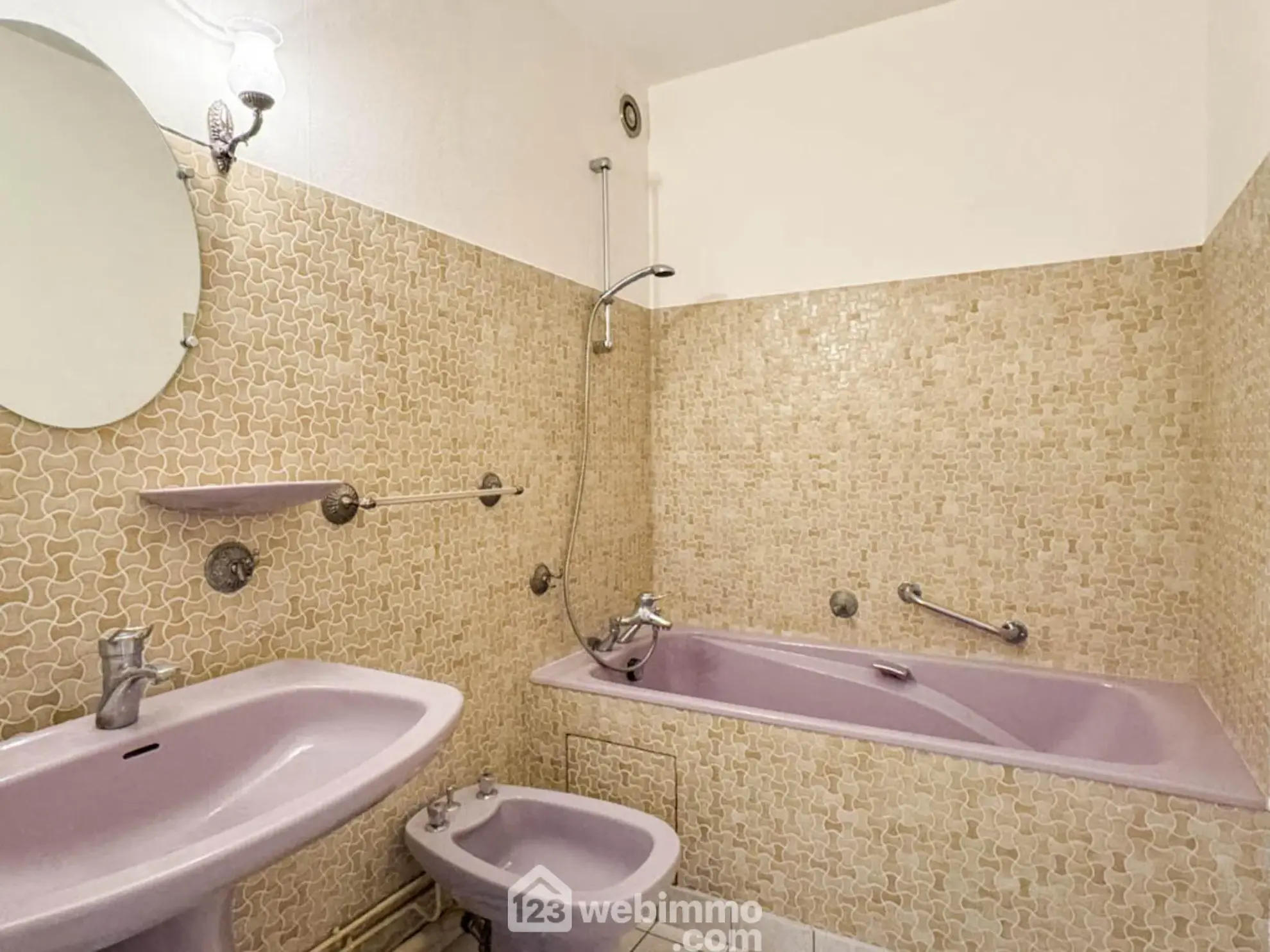 Appartement T5 de 109 m² à Cholet à vendre, à rafraîchir, avec parking 