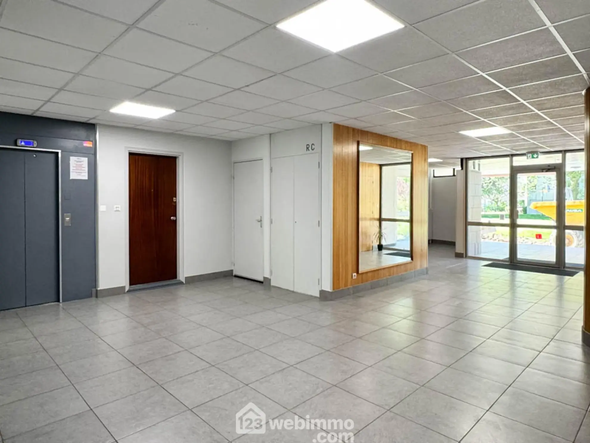 Appartement T5 de 109 m² à Cholet à vendre, à rafraîchir, avec parking 