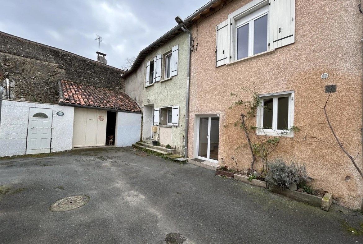 Maison de village à Vénès avec cour privative et garage, idéalement située 