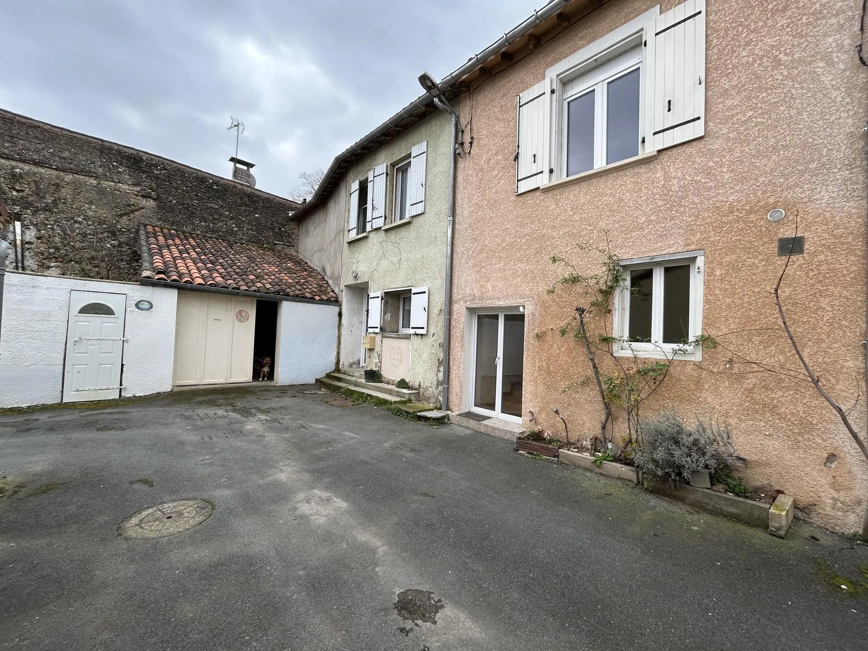 Maison de village à Vénès avec cour privative et garage, idéalement située 